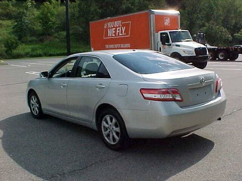 Used 2010 Toyota Camry LE FWD image 11