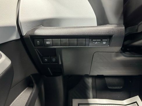 Used 2025 Toyota Sienna LE image 18