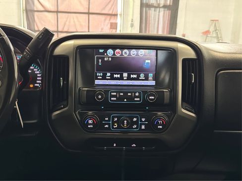 Used 2018 Chevrolet Silverado 1500 LT w/ LT Eassist Package AWD/4WD image 17