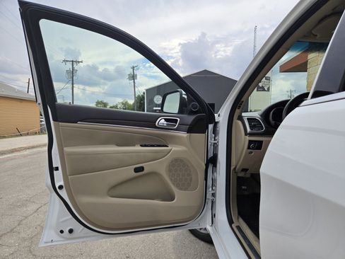 Used 2014 Jeep Grand Cherokee Overland image 4