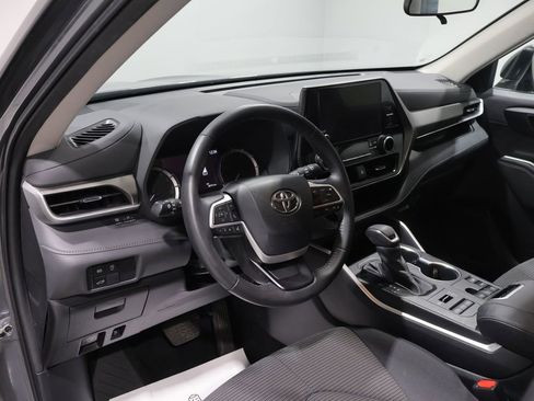 Used 2023 Toyota Highlander LE AWD/4WD image 16