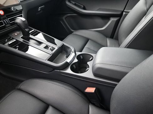 Certified 2026 Porsche Macan image 22