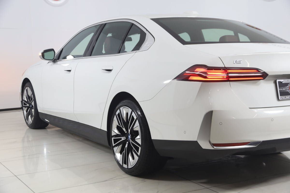 Used 2024 BMW i5 eDrive40i w/ Convenience Package RWD image 23
