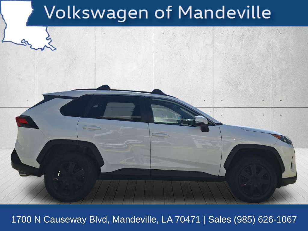 Used 2021 Toyota RAV4 LE FWD image 4