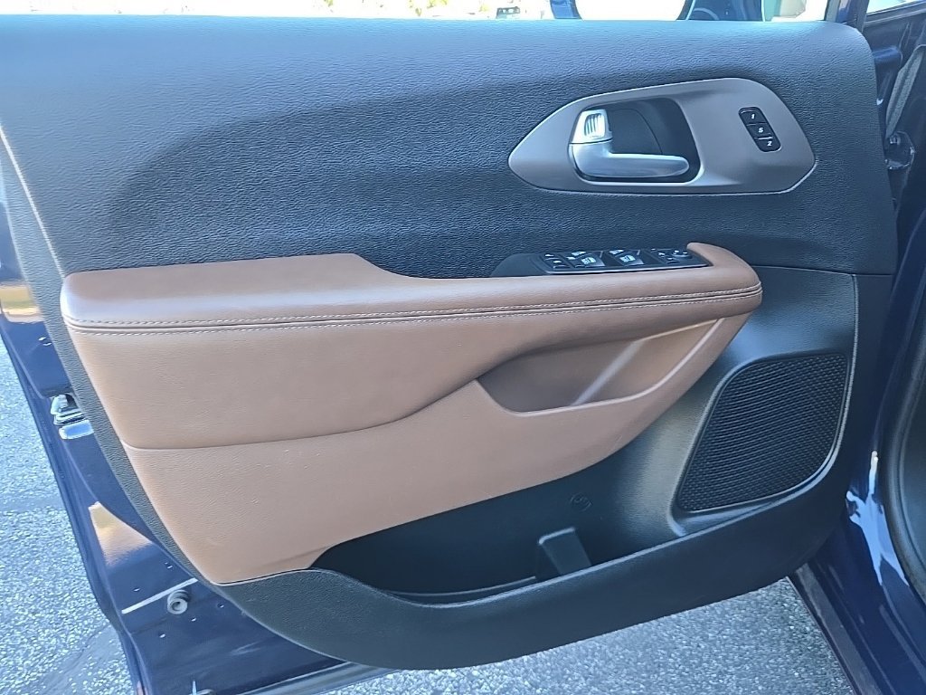 Used 2018 Chrysler Pacifica Limited w/ Tire & Wheel Group FWD image 30
