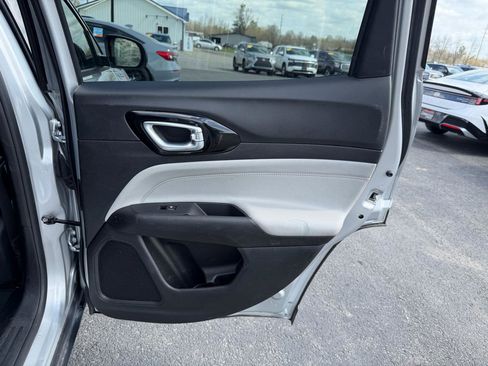 Used 2025 Jeep Compass Limited image 18