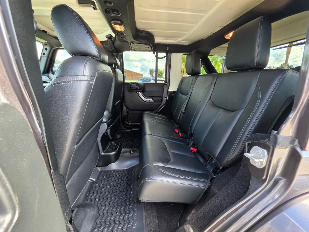 Used 2018 Jeep Wrangler Unlimited Sahara AWD/4WD image 11