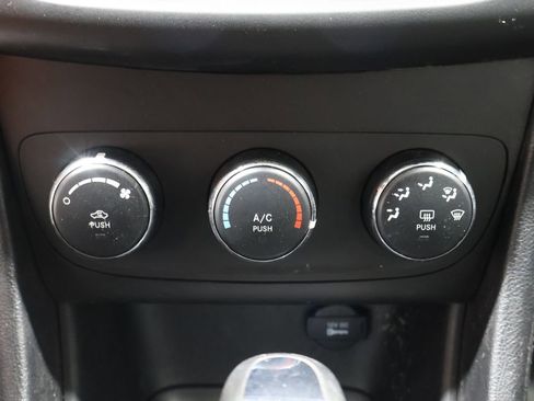 Used 2014 Dodge Avenger SE image 25