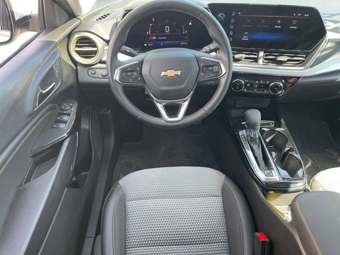 Used 2025 Chevrolet Trax LT w/ Driver Confidence Package FWD image 2
