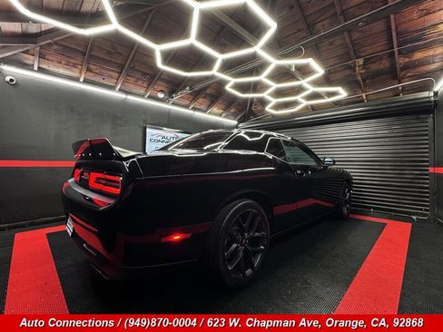 Used 2019 Dodge Challenger SXT w/ Blacktop Package RWD image 3