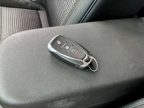 Used 2025 Chevrolet Trax LT FWD image 34