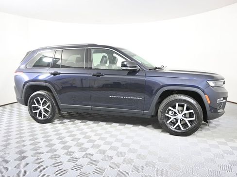 Used 2023 Jeep Grand Cherokee Limited w/ Luxury Tech Group II image 8