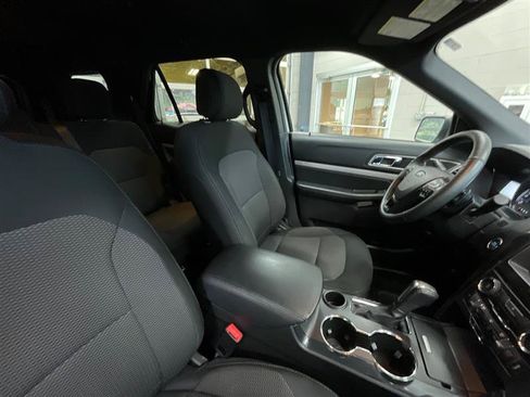 Used 2017 Ford Explorer XLT w/ Equipment Group 201A FWD image 29