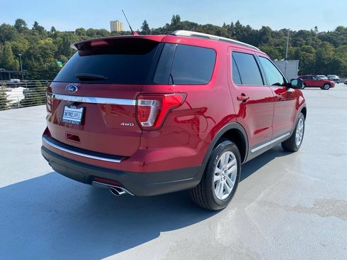 Used 2018 Ford Explorer XLT w/ Equipment Group 202A AWD/4WD image 8