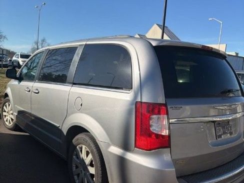 Used 2014 Chrysler Town & Country Touring image 10