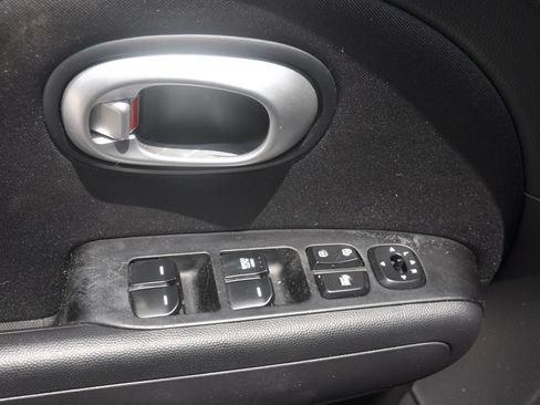 Used 2016 Kia Soul FWD image 30