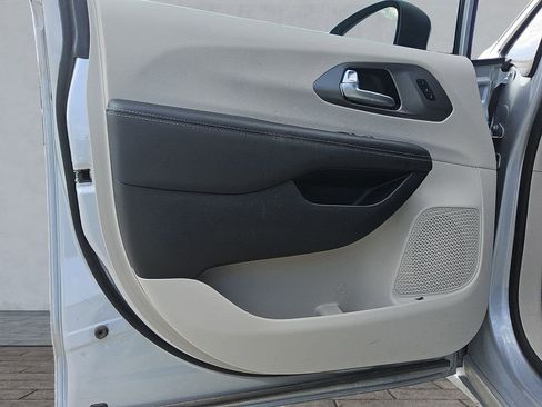 Used 2023 Chrysler Pacifica Touring-L image 17