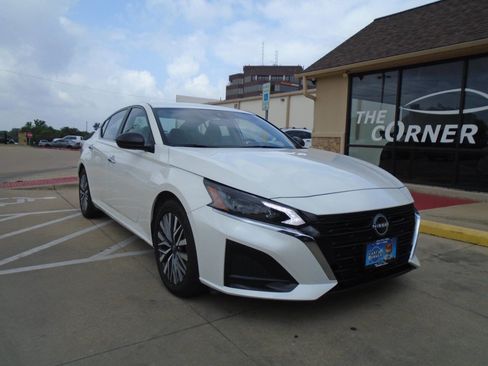 Used 2024 Nissan Altima 2.5 SV FWD image 1