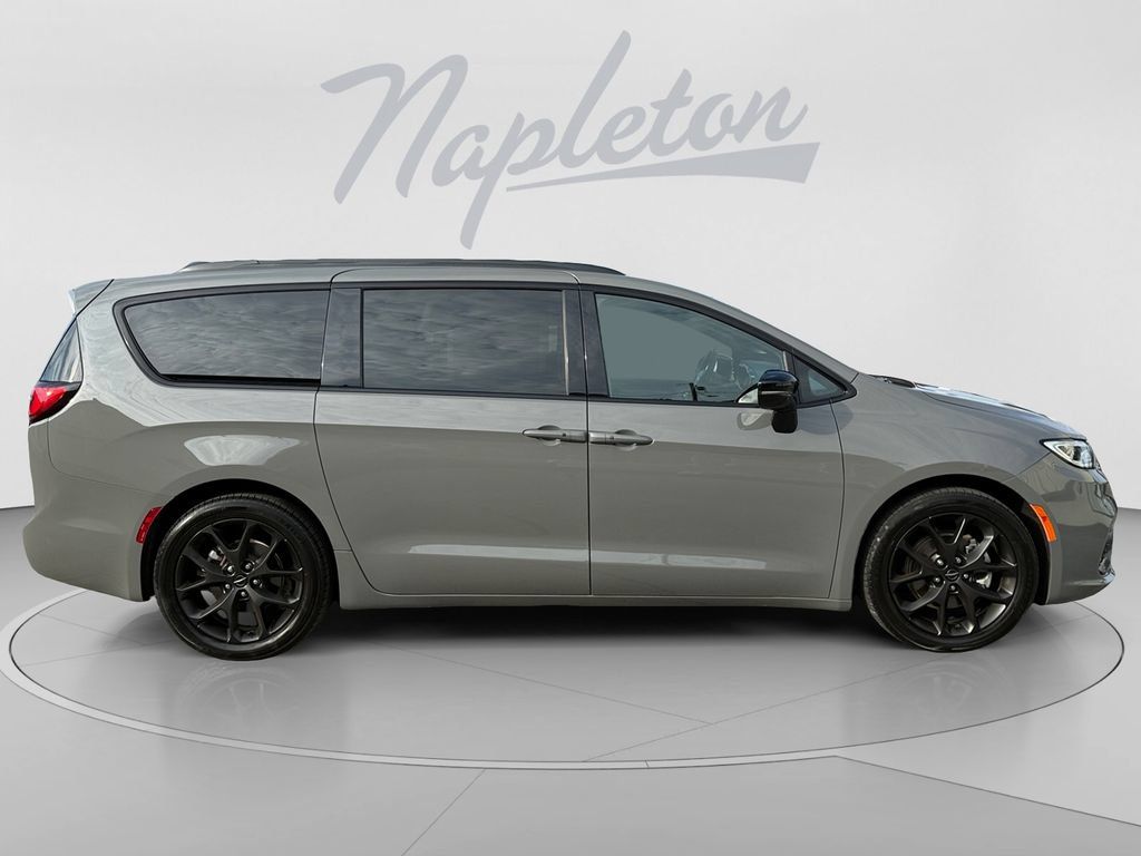 Certified 2025 Chrysler Pacifica Limited FWD image 7
