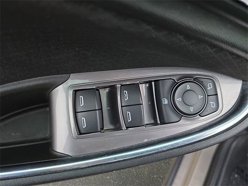 Used 2018 Chevrolet Malibu LT image 30