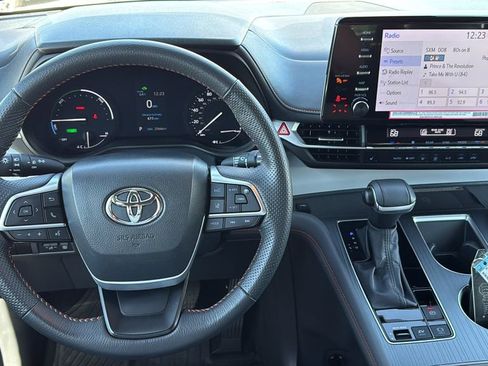 Used 2024 Toyota Sienna XSE w/ XSE Plus Package image 19