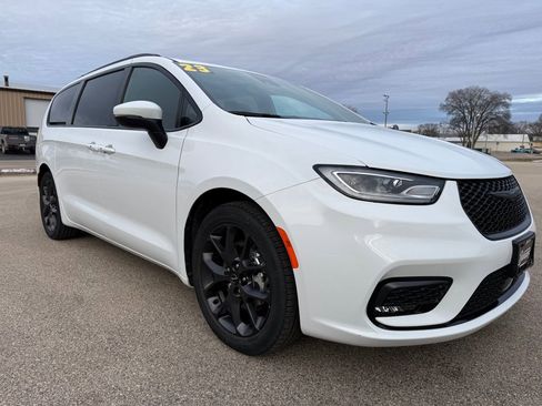 Used 2023 Chrysler Pacifica Touring-L w/ S Appearance Package image 3