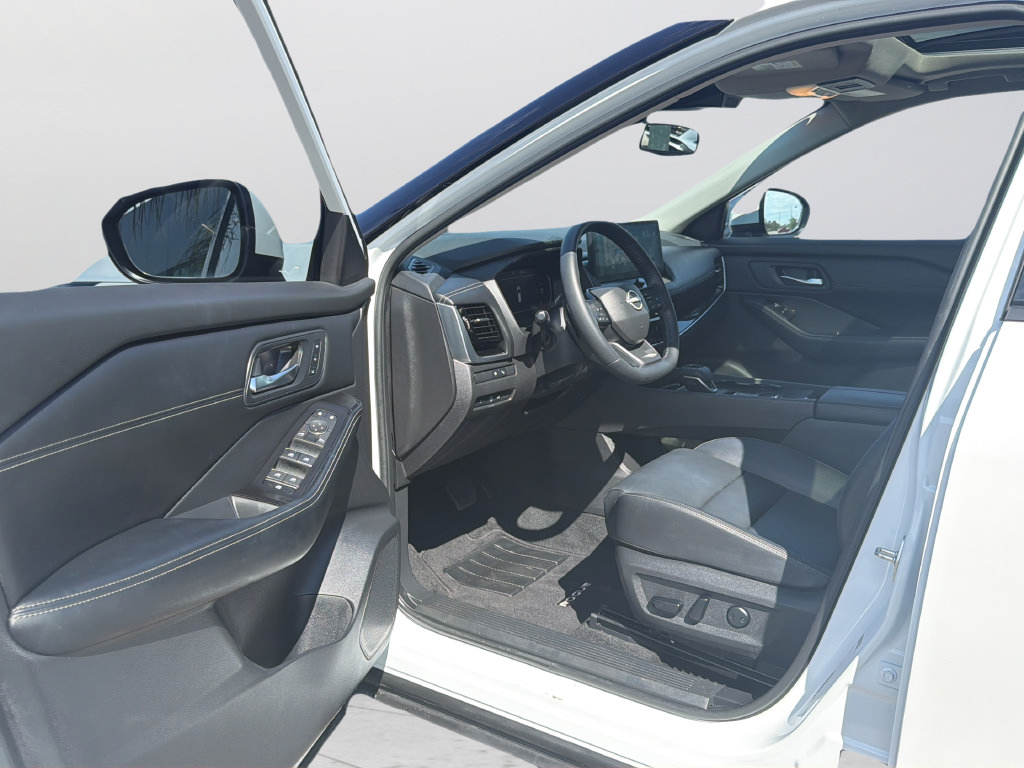 Certified 2025 Nissan Rogue SL w/ SL Premium Package FWD image 19