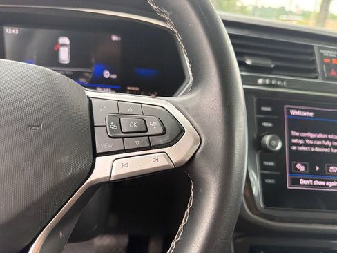 Used 2022 Volkswagen Tiguan SE w/ Panoramic Sunroof Package FWD image 18