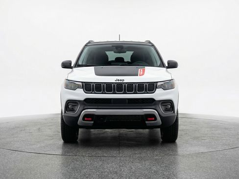 Used 2025 Jeep Compass Trailhawk image 2