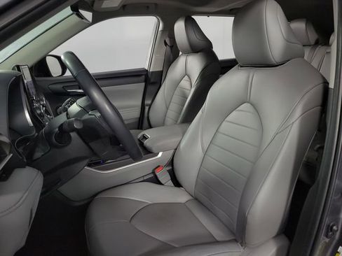 Used 2023 Toyota Highlander XLE image 14