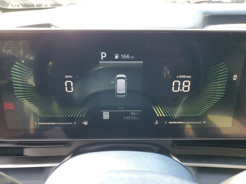 Used 2025 Kia Carnival EX image 21