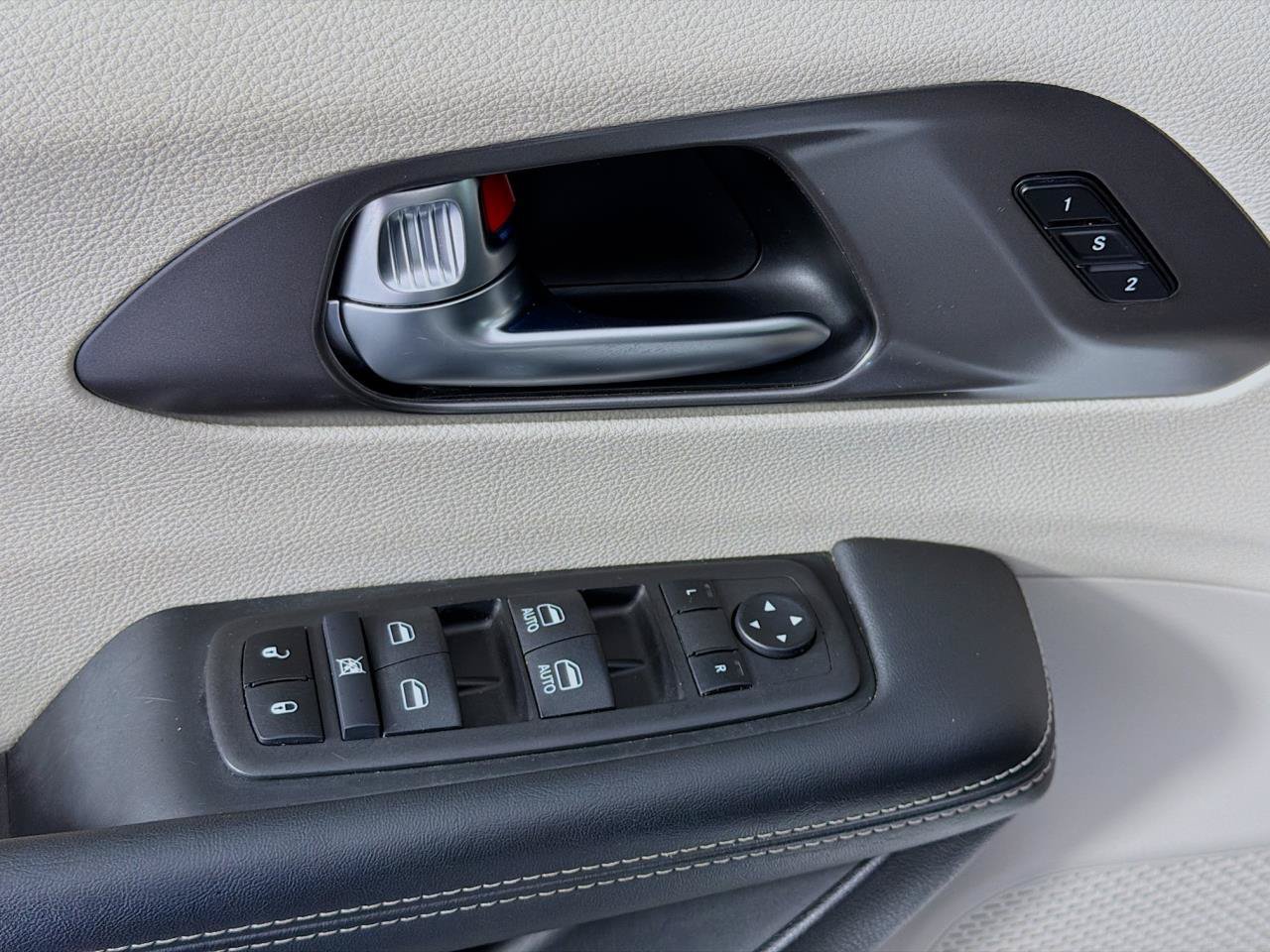 Used 2024 Chrysler Pacifica Limited FWD image 20
