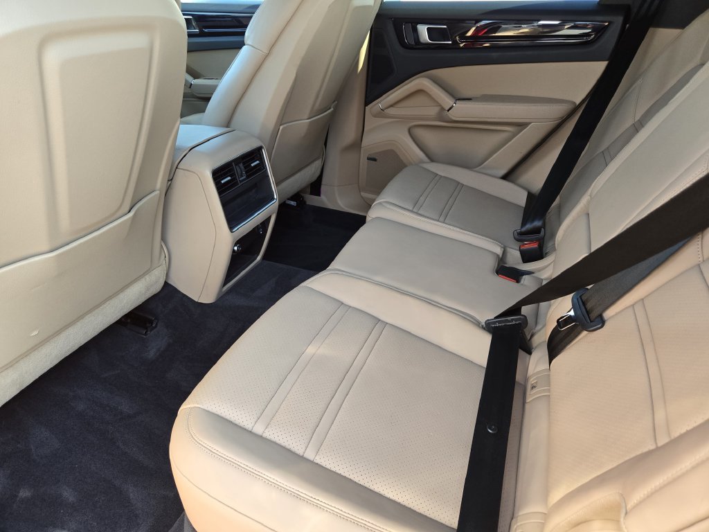 Used 2022 Porsche Cayenne AWD/4WD image 29