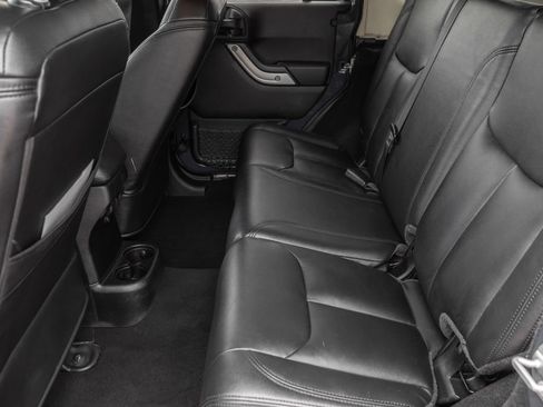 Used 2017 Jeep Wrangler Unlimited Sahara w/ Connectivity Group AWD/4WD image 27