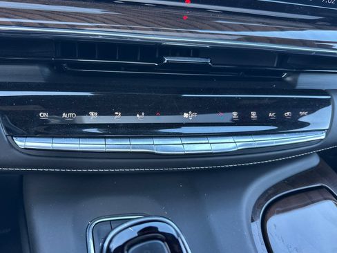 Certified 2024 Cadillac Escalade Premium Luxury Platinum AWD/4WD image 28