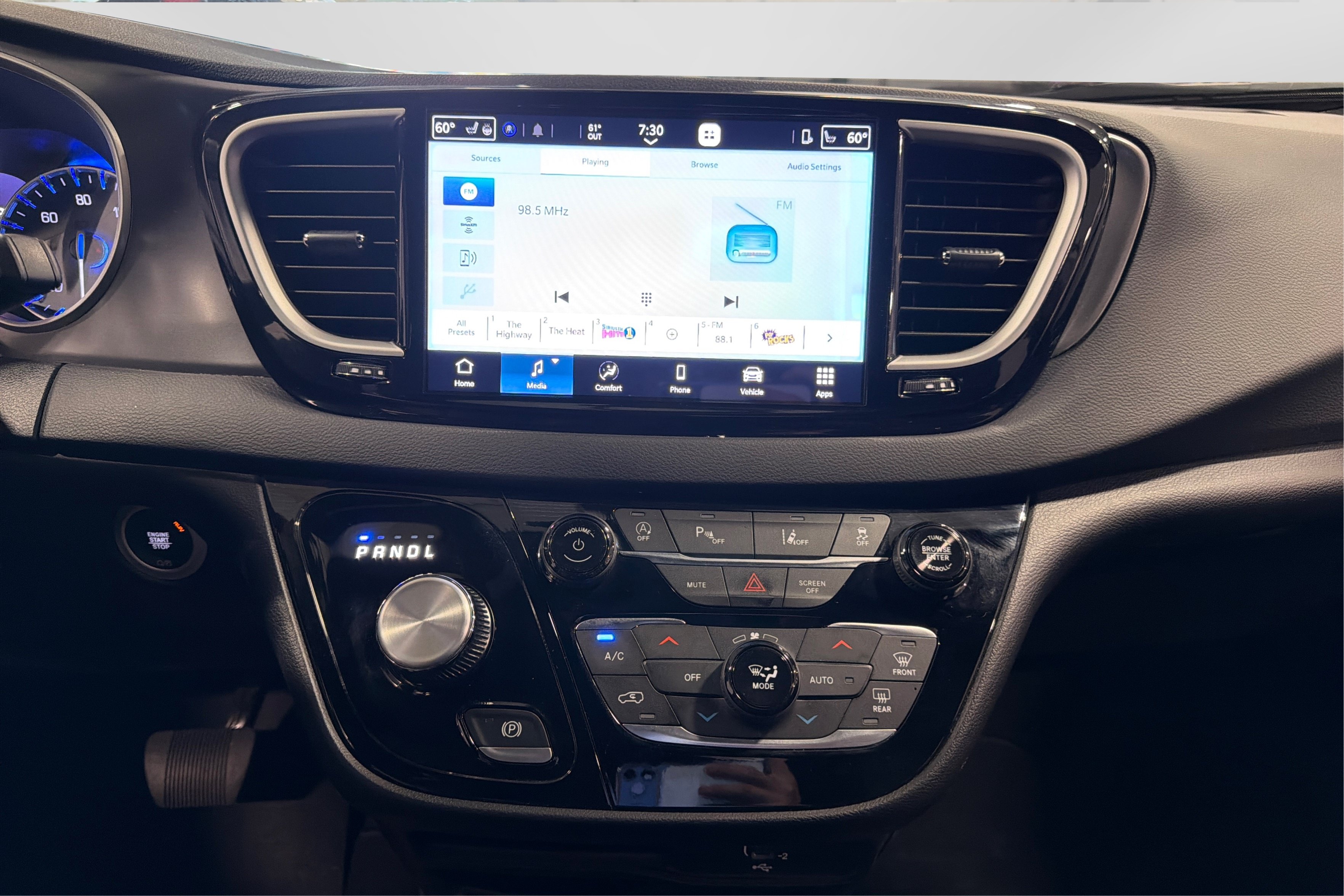 Used 2026 Chrysler Pacifica Select FWD image 28