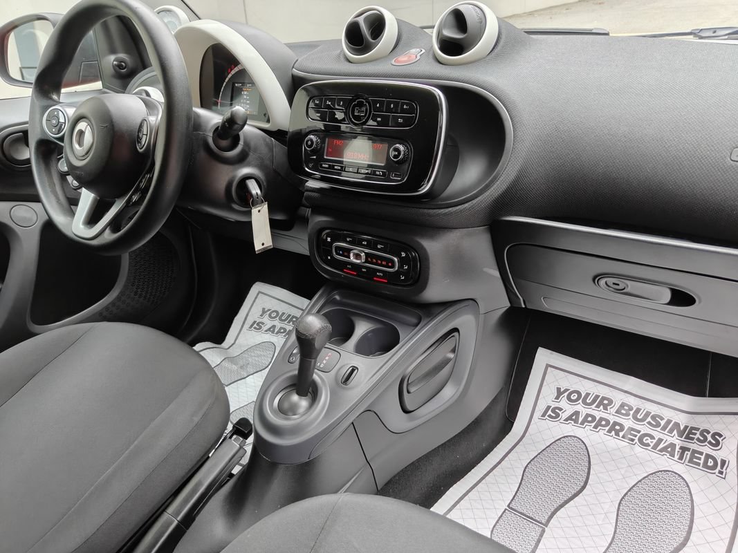 Used 2017 smart fortwo pure RWD image 16