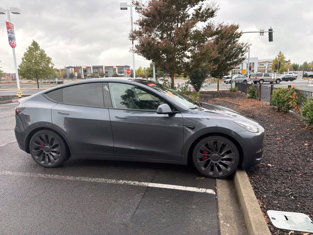 Used 2023 Tesla Model Y Performance AWD/4WD image 3