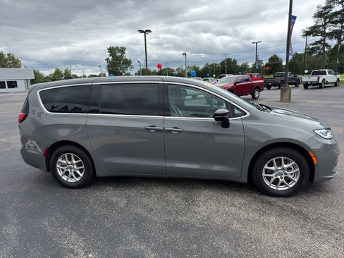 Used 2025 Chrysler Pacifica Select FWD image 5