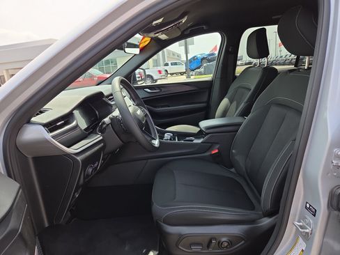 Used 2025 Jeep Grand Cherokee Laredo RWD image 10