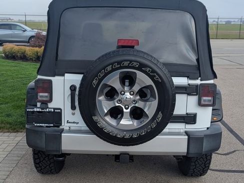 Used 2016 Jeep Wrangler Unlimited Sahara w/ Connectivity Group image 8