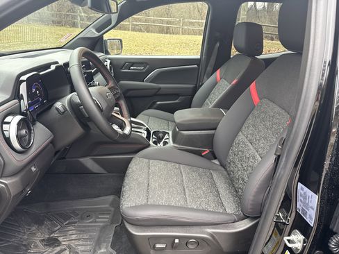 Used 2025 Chevrolet Colorado Z71 w/ Midnight Edition image 11