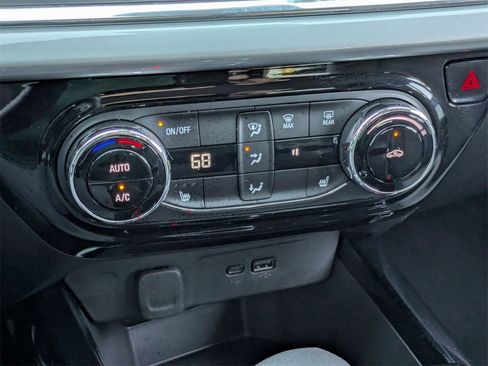 Used 2025 Chevrolet Trax LT w/ LT Convenience Package image 21