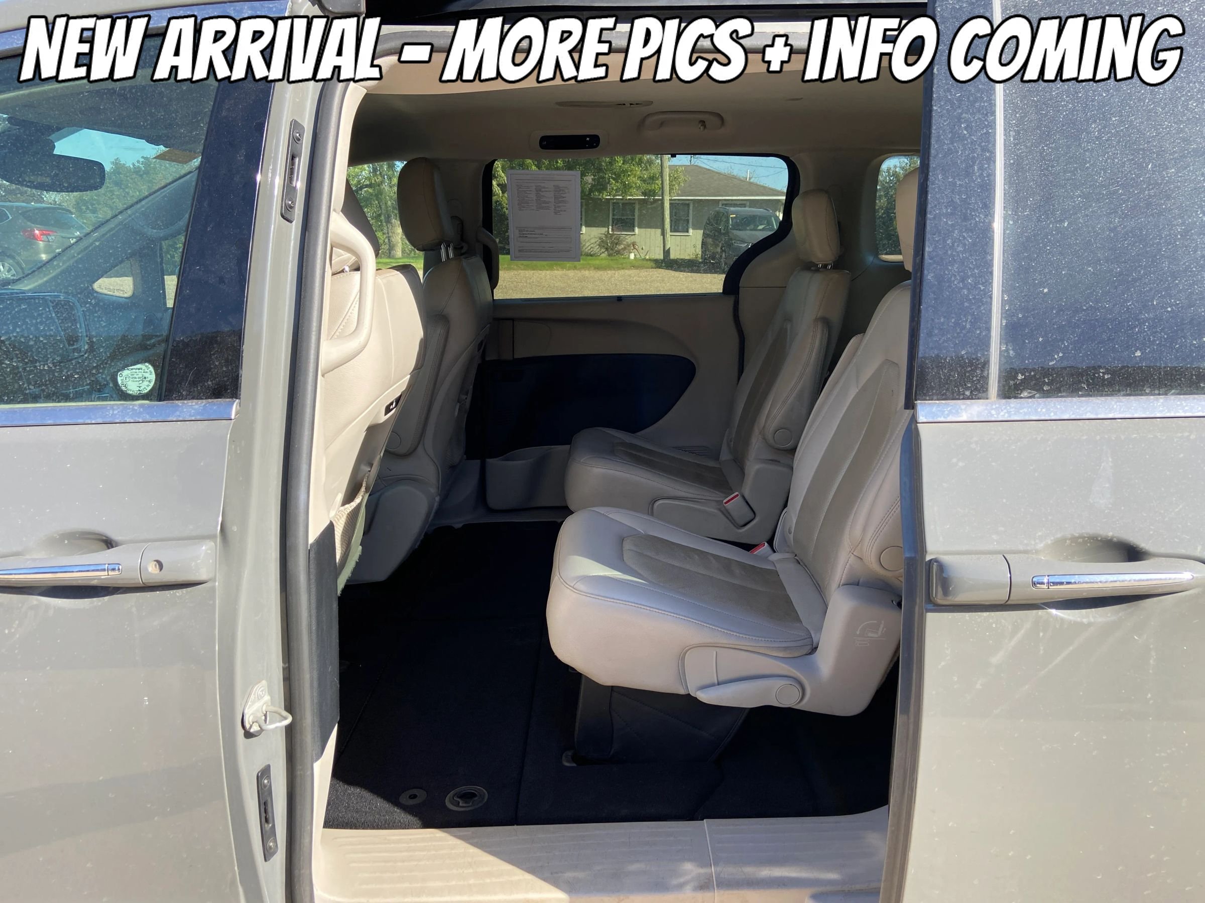 Used 2021 Chrysler Pacifica Touring-L FWD image 5