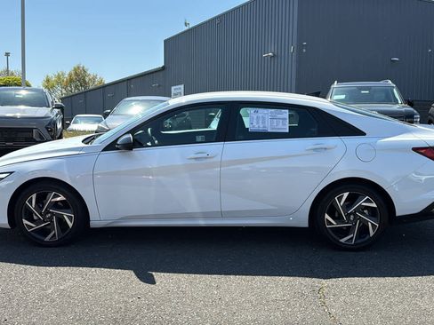Used 2025 Hyundai Elantra SEL FWD image 4