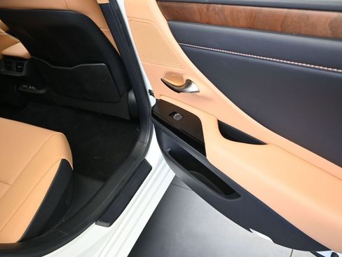 Certified 2023 Lexus ES 300h w/ Premium Package image 21