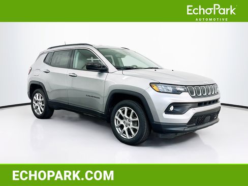 Used 2022 Jeep Compass Latitude image 1