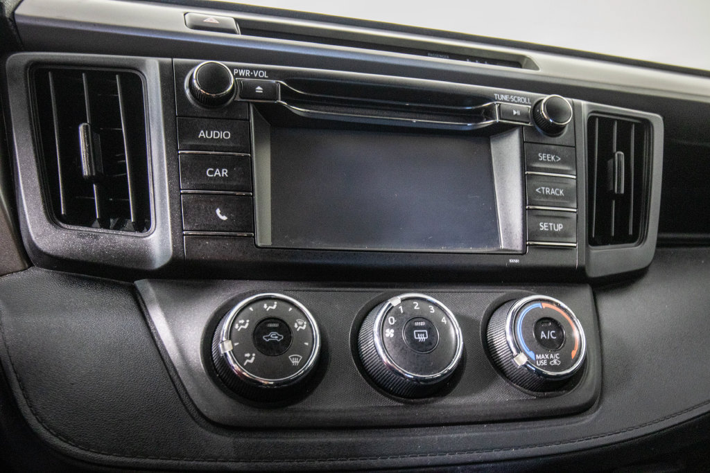 Used 2018 Toyota RAV4 LE FWD image 19