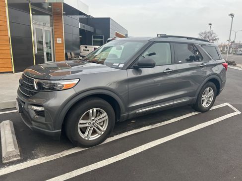 Used 2022 Ford Explorer XLT w/ Equipment Group 202A image 2