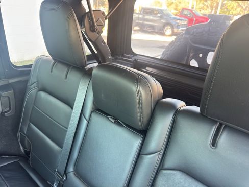 Used 2020 Jeep Wrangler Unlimited Sahara image 32